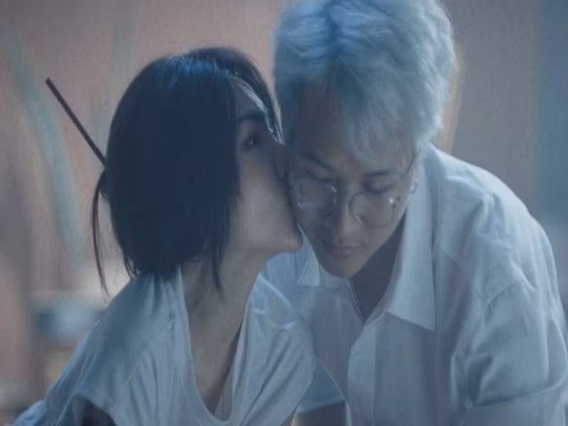 Du Uyên được bạn trai quan tâm và ủng hộ công việc. Ảnh: Znews.