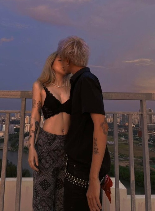 El Anh Thoại thường xuyên đăng tải hình ảnh bên Du Uyên và ủng hộ các dự án nghệ thuật của bạn gái. Ảnh: Dân Việt.