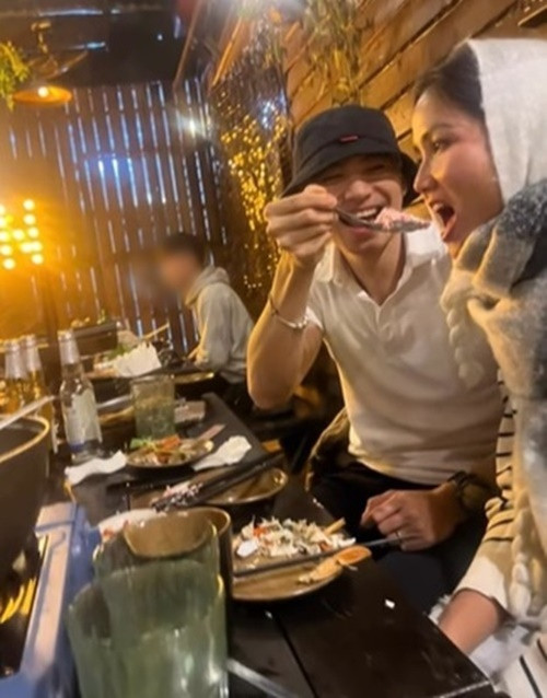 Trong các bữa ăn, Tuấn Khôi luôn ân cần chăm sóc Hoa hậu H'hen Niê. Ảnh: FB Tuấn Khôi.