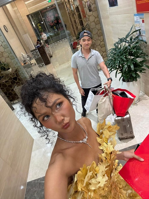 Mới đây, Tuấn Khôi hài hước chia sẻ, anh cưng chiều H'hen Niê như công chúa. Ảnh: FB Tuấn Khôi.