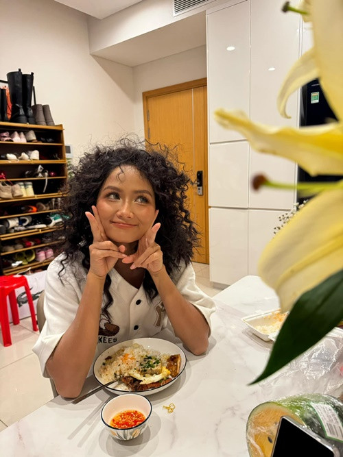 "Công chúa đi làm mệt rồi, để tại hạ mua cơm tấm sườn chả trứng phục vụ công chúa", Tuấn Khôi viết trên trang cá nhân. Ảnh: FB Tuấn Khôi.