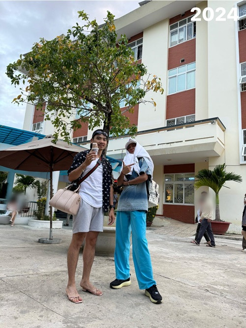 Nam nhiếp giả luôn phụ giúp nửa kia mang đồ. Ảnh: FB Tuấn Khôi.