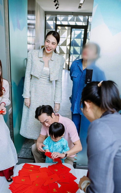 Đàm Thu Trang đồng hành cùng Cường Đô la từ cuộc sống đến công việc kinh doanh. Ảnh: FB Đàm Thu Trang.