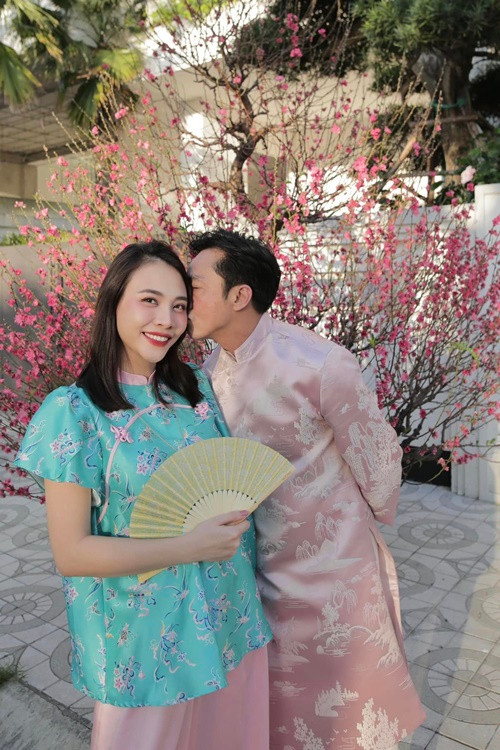 Cường Đô la hôn má Đàm Thu Trang khi diện áo dài đón Tết. Ảnh: FB Cường Đô la.