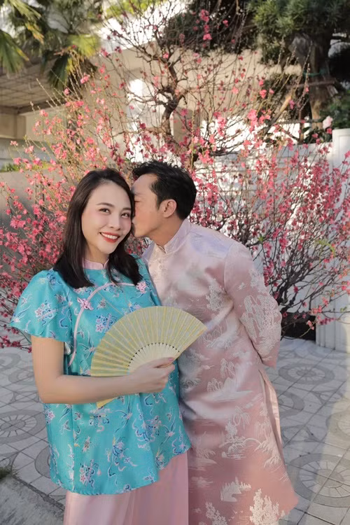 Cường Đô la hôn má Đàm Thu Trang khi diện áo dài đón Tết. Ảnh: FB Cường Đô la.