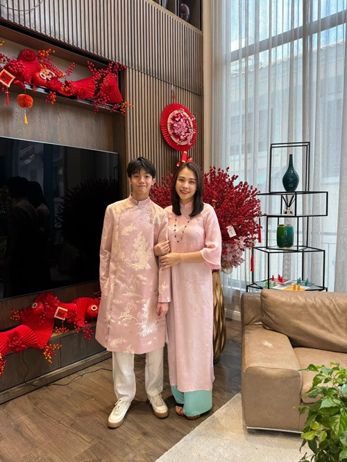 Đàm Thu Trang chia sẻ hình ảnh thân thiết với Subeo - con riêng của Cường Đô la khi đón Tết trong biệt thự. Ảnh: FB Đàm Thu Trang.