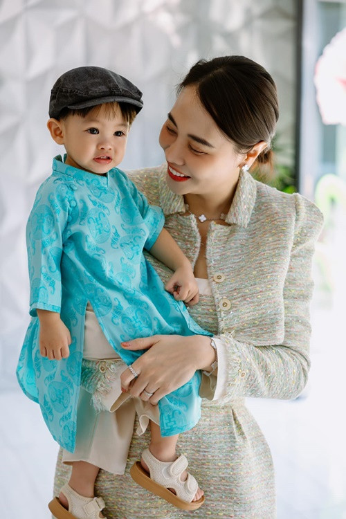 Nữ ca sĩ gốc Lạng Sơn khoe ảnh tươi rói bên con trai thứ 2 - bé Sutin. Ảnh: FB Đàm Thu Trang.