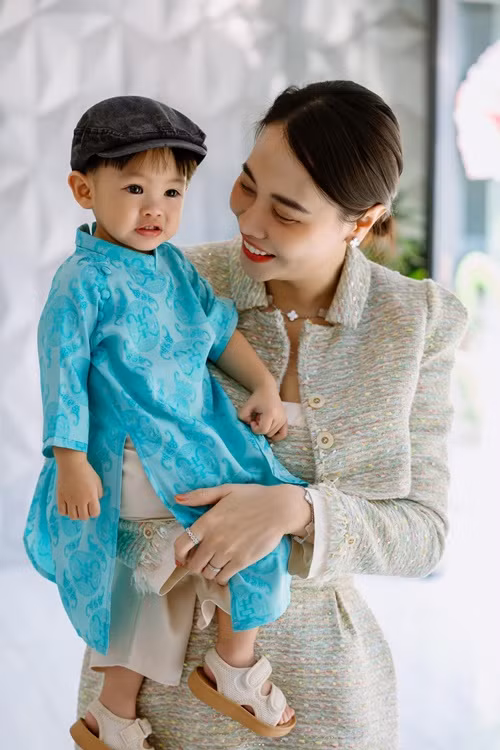 Nữ ca sĩ gốc Lạng Sơn khoe ảnh tươi rói bên con trai thứ 2 - bé Sutin. Ảnh: FB Đàm Thu Trang.