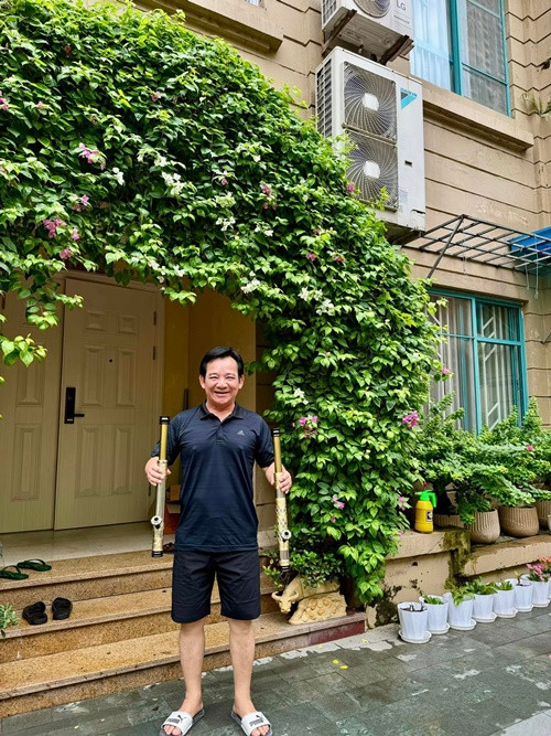 "Phải cầm điếu hút thật để mọi người biết nghệ sĩ Quang Tèo là người có sức hút. Những chiếc điếu này, rất yêu quý. Dần dần tích lũy, chắc gần 100 cái", anh chia sẻ. Ảnh: FB Quang Tèo.