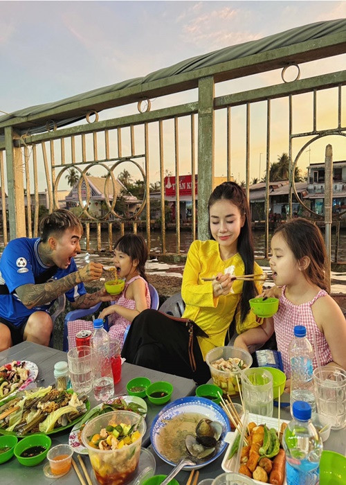 Mỗi khi đi ăn uống, Đạt G luôn ân cần chăm sóc các con của Bảo Ngọc. Ảnh: FB Bảo Ngọc.