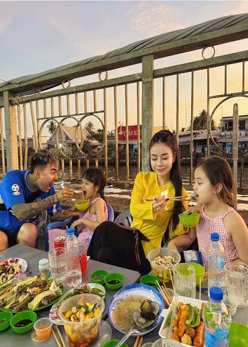 Mỗi khi đi ăn uống, Đạt G luôn ân cần chăm sóc các con của Bảo Ngọc. Ảnh: FB Bảo Ngọc.