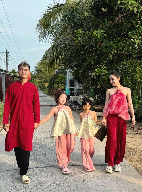 Bảo Ngọc khoe đón Tết cùng bạn trai và các con. Ảnh: FB Bảo Ngọc.