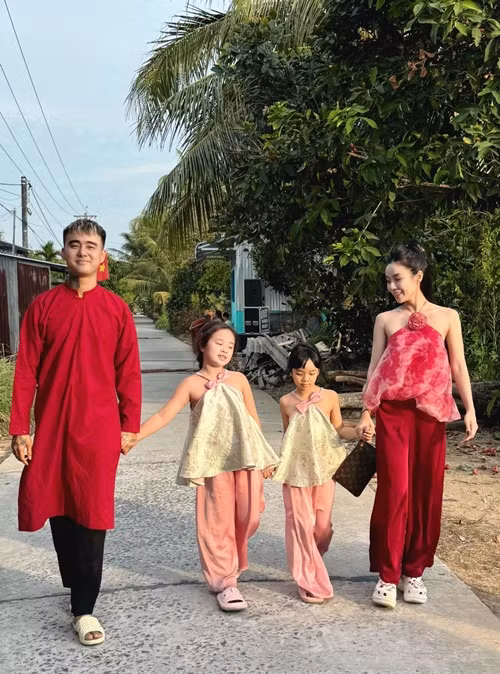 Bảo Ngọc khoe đón Tết cùng bạn trai và các con. Ảnh: FB Bảo Ngọc.