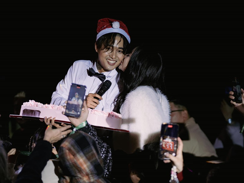 Bảo Ngọc được Đạt G tổ chức sinh nhật ngay trên sân khấu. "Từ một người khô khan ngày trước vì chỉ thích hành động, mà giờ hát sinh nhật bất ngờ cho em giữa đông người, anh đã thay đổi", Bảo Ngọc chia sẻ. Ảnh: FB Đạt G.