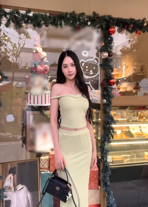 Kim Ngân ngày càng gợi cảm sau khi gắn bó với giọng ca Hoa nở không màu. Ảnh: FB Kim Ngân.