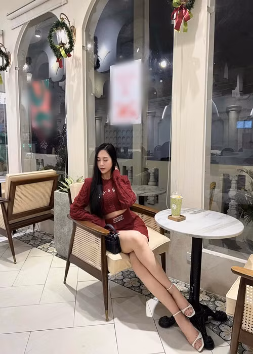 Ở đời thường, Kim Ngân chuộng váy áo ngắn khoe đôi chân dài nuột nà. Ảnh: FB Kim Ngân.