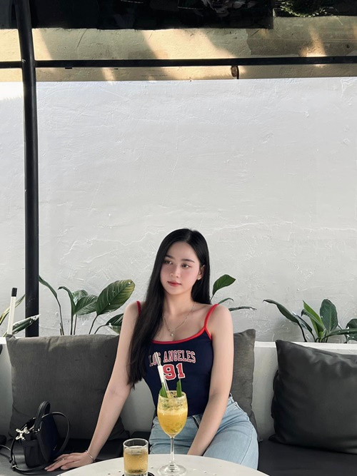 Kim Ngân thường xuyên đăng ảnh gợi cảm, sành điệu, trẻ trung. Ảnh: FB Kim Ngân.