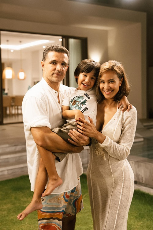 Chồng Tây của Phương Mai là người sống tình cảm. Trong cuộc phỏng vấn với Vietnamnet, Phương Mai cho hay, Marcin không bao giờ quên tặng hoa cho vợ vào các dịp quan trọng. Hai vợ chồng nữ MC vẫn rủ nhau đi ăn tối lãng mạn, thi thoảng đi chơi quán bar, xem phim, ăn kem.