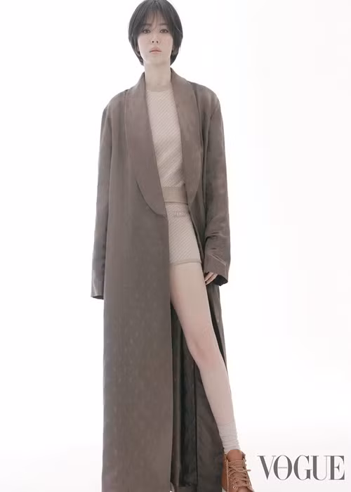  Song Hye Kyo vừa tung bộ ảnh trên tạp chí. Nữ diễn viên để tóc ngắn cá tính, ăn mặc gợi cảm.