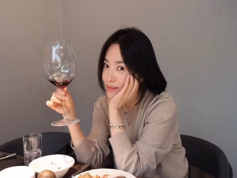 Gần đây, Song Hye Kyo cho biết, cô không sợ già đi nữa. "Tôi đã trải qua tuổi 20 và 30 để trở thành con người của ngày hôm nay, vì tất cả chúng ta đều già đi cùng nhau nên tôi không sợ già đi nữa", VTV dẫn lời người đẹp.