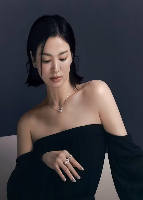 Song Hye Kyo ăn mặc quyến rũ mỗi khi chụp ảnh tạp chí hay quảng cáo sản phẩm.