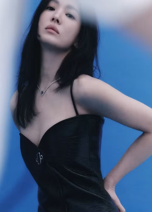 Nữ diễn viên hàng đầu xứ Hàn khoe vòng một quyến rũ khi làm đại sứ thương hiệu.