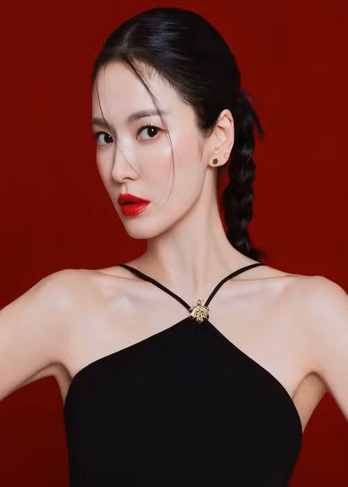 Nhiều năm qua, Song Hye Kyo là "phú bà". Theo Tiền Phong, ước tính đến tháng 4/2024, Song Hye Kyo có khối tài sản ròng lên tới 42 triệu USD.