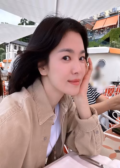 Nhan sắc của Song Hye Kyo ở đời thường gây mê người đối diện bởi làn da mịn màng, tươi tắn.