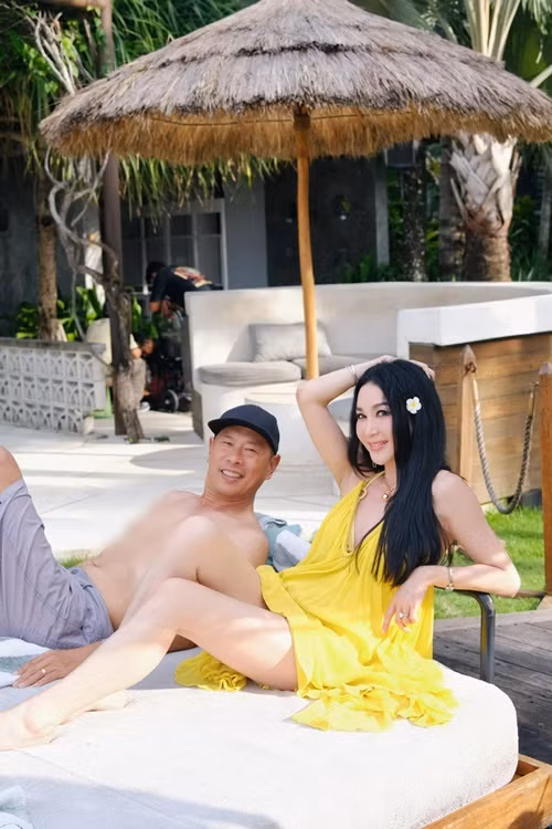 Ôn Bích Hà khoe dáng gợi cảm bên doanh nhân Hà Tổ Quang cách đây không lâu.