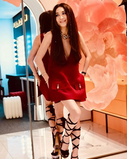 Ở tuổi 59, nhờ giữ được danh tiếng, Ôn Bích Hà đắt show quảng cáo, dự sự kiện.