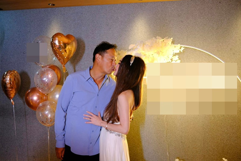 Vợ chồng Ôn Bích Hà tình tứ dù sống chung nhiều năm.