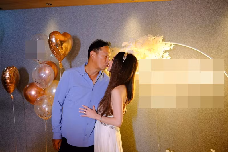 Vợ chồng Ôn Bích Hà tình tứ dù sống chung nhiều năm.