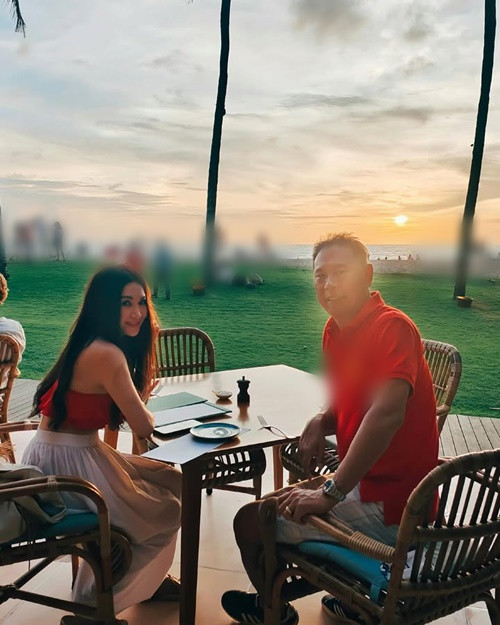 Hôn nhân kỳ lạ giữa Ôn Bích Hà và Hà Tổ Quang đã kéo dài được 25 năm. Từng có thời gian, cả hai ly thân vì bận rộn với công việc riêng.