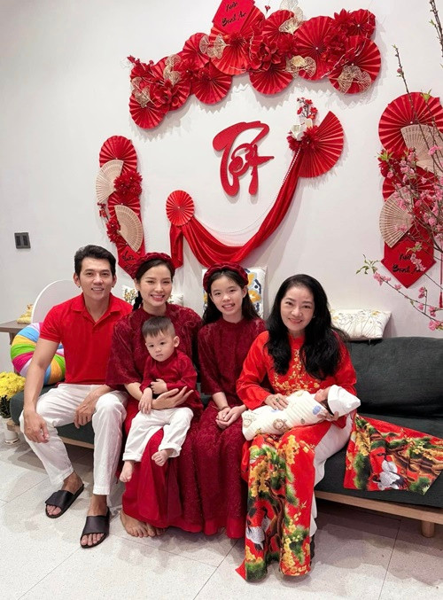 Sau 1 tháng sinh nở, Phương Trinh Jolie trở lại với công việc bán hàng online và ghi hình cho một chương trình truyền hình.