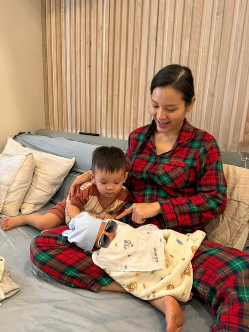 Phương Trinh Jolie bận rộn chăm sóc hai con trai. "Mẹ bỉm chạy show vắt sữa, chơi với Loka, cho Loka ti, vỗ ợ, cho ngủ, chạy xuống với Tyga, kể chuyện, chơi với Tyga, cho Tyga ngủ", nữ ca sĩ chia sẻ.