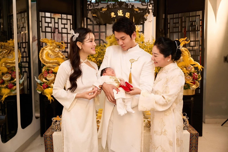 Bé Loka nhận quà từ bà nội khi tròn một tháng tuổi.