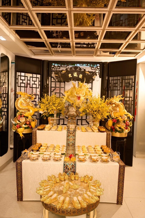 Vợ chồng Phương Trinh Jolie đặt mâm cúng khá cầu kỳ cho quý tử.