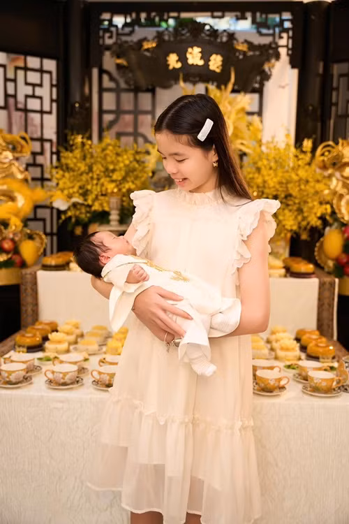 Cậu nhóc ngủ say trên tay bé Mia - con gái riêng của Phương Trinh Jolie.