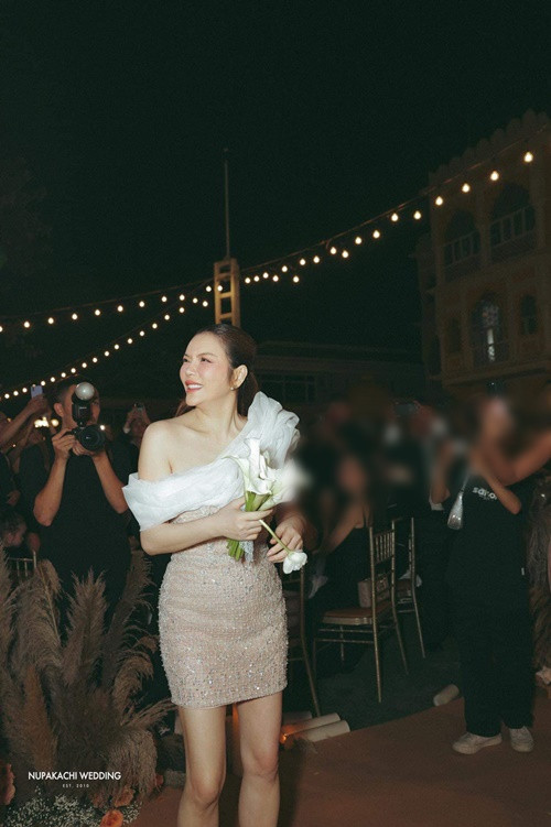 Nữ diễn viên Lý Nhã Kỳ quyết tâm bắt được hoa cưới mỗi khi dự hôn lễ. Trong ảnh, cô được Minh Xù tặng lại hoa cưới trong ngày vui của Phương Lan. Ảnh: Yeah1.