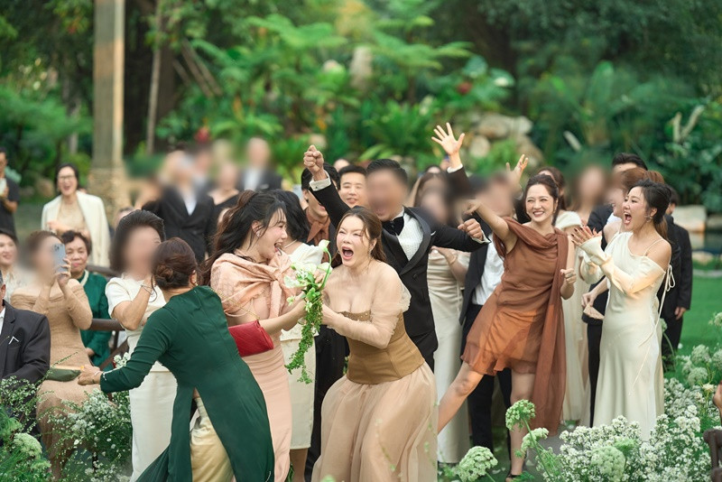 "Phú bà" Lý Nhã Kỳ bắt trượt hoa trong hôn lễ của Vũ Cát Tường. Ảnh: Phụ Nữ Số.