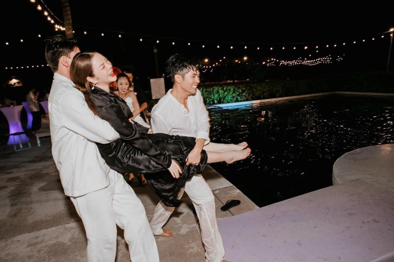 Trong tiệc cưới của Puka, Lý Nhã Kỳ bị các đồng nghiệp quăng xuống hồ bơi không dưới 8 lần. Ảnh: Yeah1.