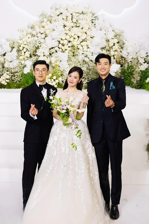 Quốc Trường thường bị trêu là “ông hoàng tiệc cưới” vì góp mặt trong nhiều đám cưới của đồng nghiệp. Ảnh: FB Quốc Trường.