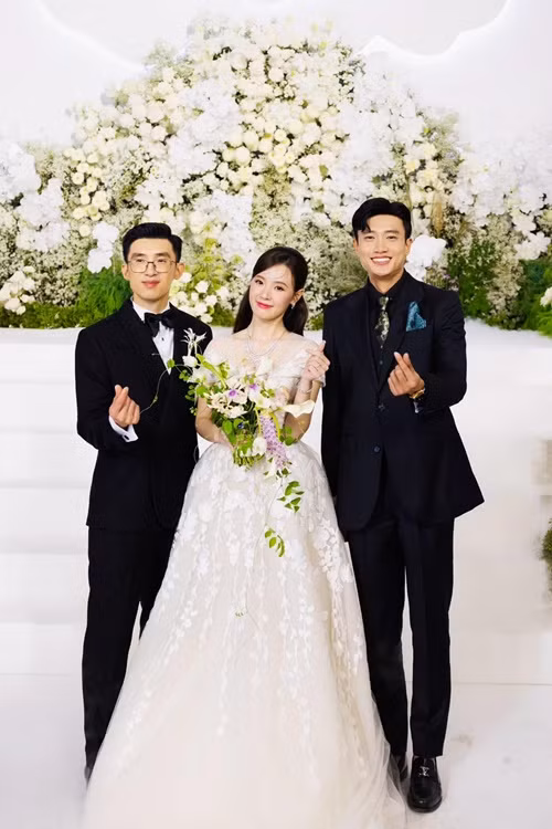 Quốc Trường thường bị trêu là “ông hoàng tiệc cưới” vì góp mặt trong nhiều đám cưới của đồng nghiệp. Ảnh: FB Quốc Trường.