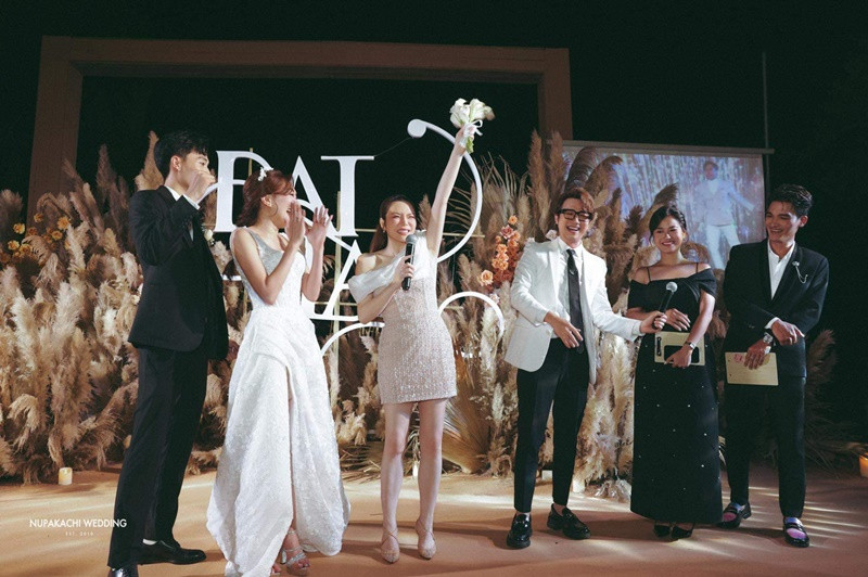 "Trận chiến của những cô nàng độc thân giành hoa cưới. Người xung phong nhất không ai khác ngoài tôi và Nam Thư. Tuy hoa không vào tay mình nhưng được em Minh Xù tặng lại và được Trấn Thành khen dạo này mình tươi quá. Vậy là có tín hiệu của vũ trụ rồi mình cũng nhận luôn. Tín hiệu quá rõ ràng và quyết tâm rồi nha. Anh chị em nghệ sĩ cứ đặt gạch giữ lịch trong năm sau giúp mình. Ngày tháng thì chưa biết, năm là có rồi", Lý Nhã Kỳ hài hước kể. Ảnh: Yeah1.