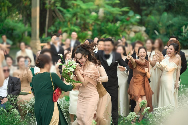 Trong đám cưới Vũ Cát Tường, Lý Nhã Kỳ cũng đứng vị trí xin vía đám cưới. Ảnh: Phụ Nữ Số.