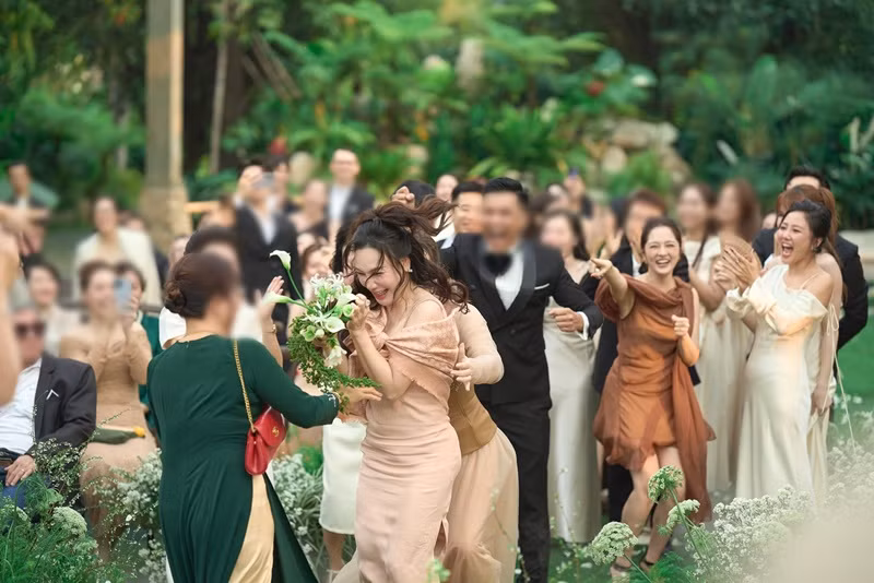 Trong đám cưới Vũ Cát Tường, Lý Nhã Kỳ cũng đứng vị trí xin vía đám cưới. Ảnh: Phụ Nữ Số.