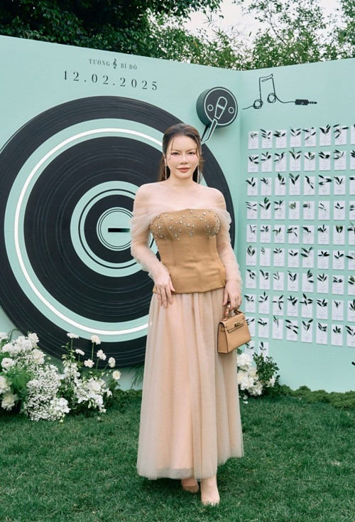 Nữ diễn viên phim Mùa hè lạnh khéo lựa chọn trang phục để tránh chiếm spotlight của cô dâu. Ảnh: Bazaarvietnam.