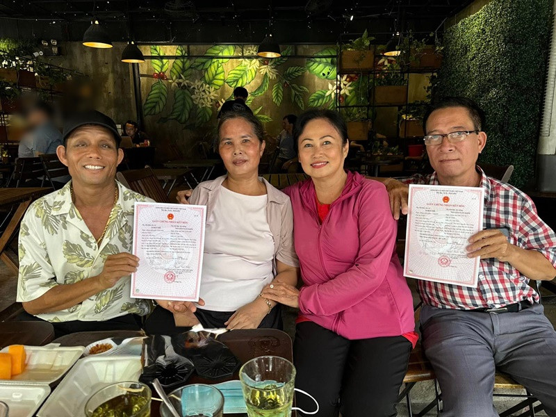 H'hen Niê lần đầu khoe bố mẹ chồng. Ảnh: FB H'hen Niê.