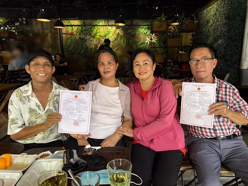 H'hen Niê lần đầu khoe bố mẹ chồng. Ảnh: FB H'hen Niê.