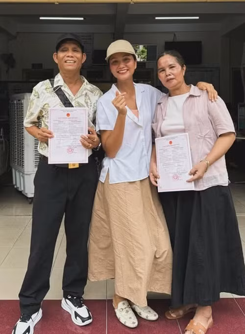 Nàng hậu được bố mẹ dẫn lên phường đăng ký kết hôn. "Lúc nhỏ được dẫn lên trường. Khi lớn được dẫn lên phường kết hôn. Cảm ơn ba mẹ, hai con sẽ luôn học cách “nhịn” mà ba đã dạy để luôn yêu thương nhau nhiều hơn”, H’hen Niê chia sẻ. Ảnh: Instagram Tuấn Khôi.